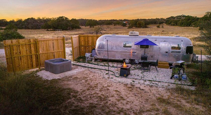 フレデリックスバーグ Running Buck Airstream 2 - Hot Tub & 5 Min to Main 4つ星 宿泊施設 外観