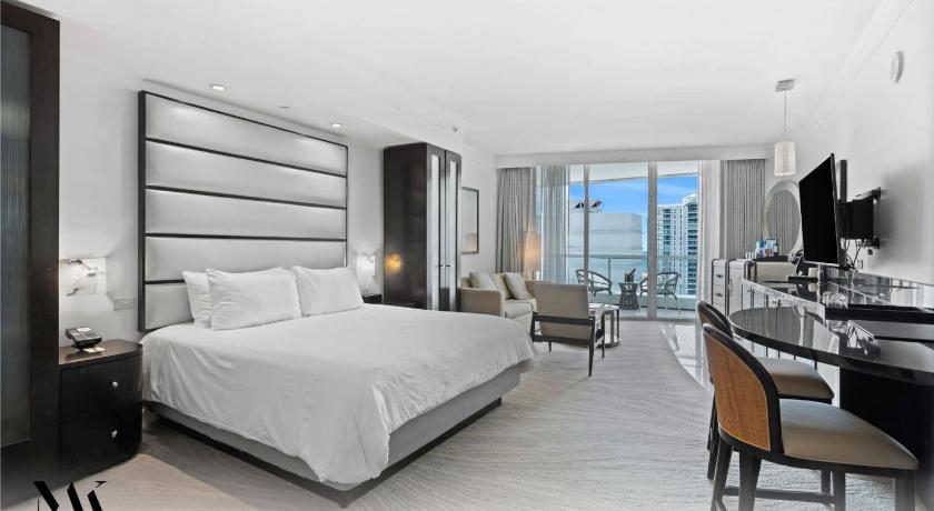 FontaineBleau Resort Balcony w Ocean + Bay View - image 5