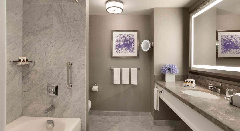 Image of ONE BEDROOM SUITE King Mobility Hearing Accessi ble Tub - 490sf, 45sm. Private living room 9