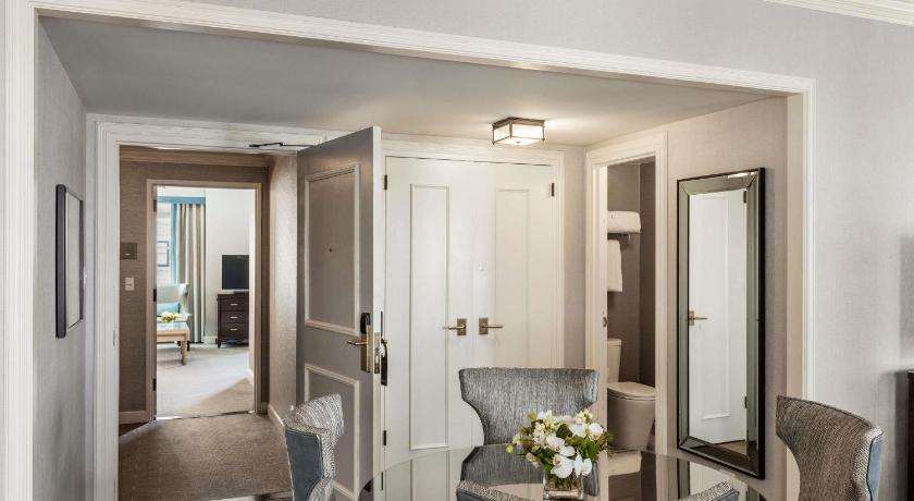 Image of ONE BEDROOM SUITE King Mobility Hearing Accessi ble Tub - 490sf, 45sm. Private living room 12