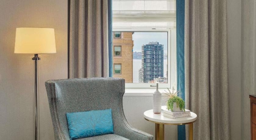 Image of Deluxe King Room with Bay View 6