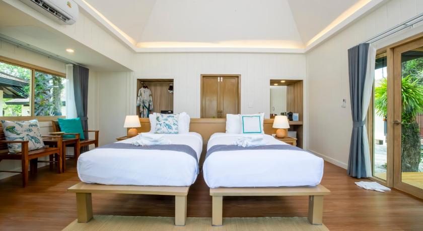 Image of Premier Beachfront Villa Twin, 1st Row 3