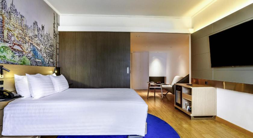 Image of Deluxe Corner Room with King Bed 5