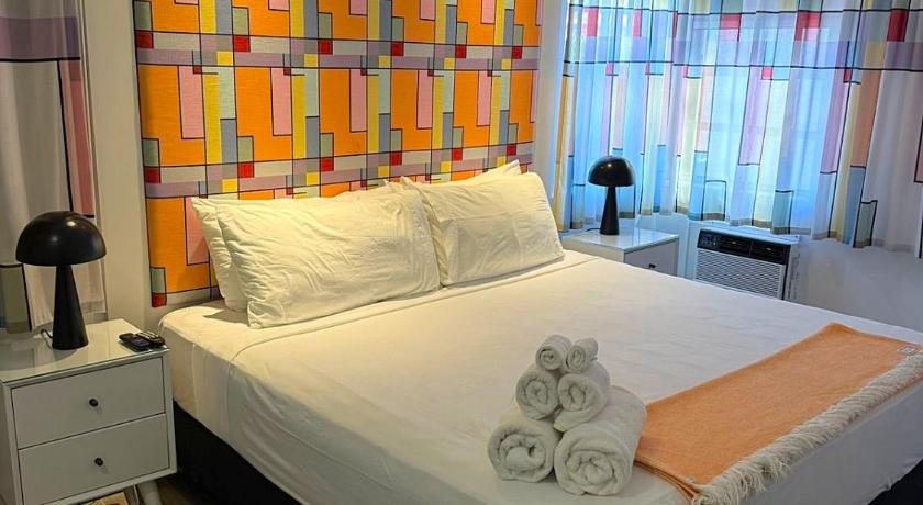 Immagine di Camera Fashion con Letto Matrimoniale King Size (Fashion King Bed) 13
