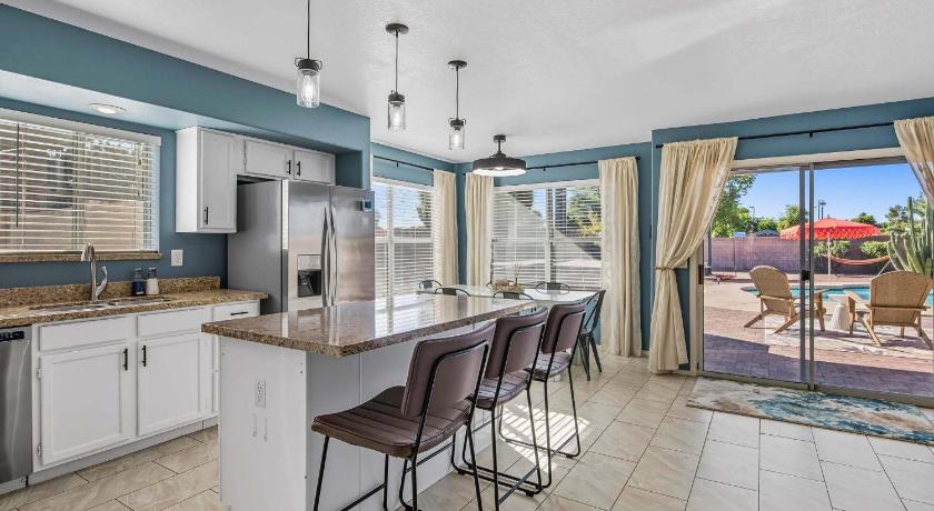 Phoenix Heated Pool, Hot Tub, Games & more! 4-Star Accommodation lobby