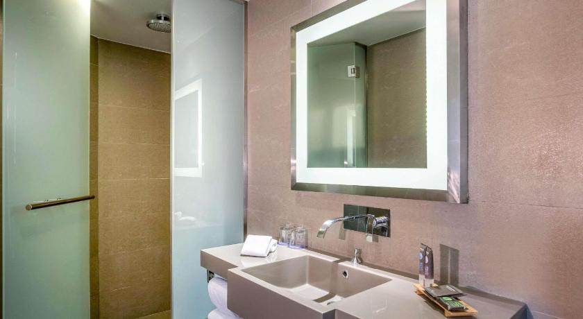 รูปของห้องมาตรฐานพร้อมเตียงคู่ 1 เตียง (Standard Room with 1 Double Bed) 2