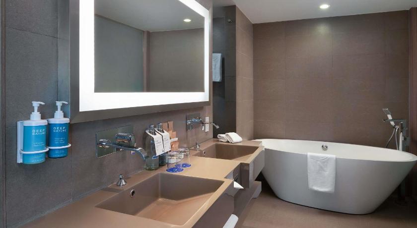 รูปของห้องเอ็กเซ็กคูทีฟสวีทเตียงคิงไซส์ (Executive Suite King) 2
