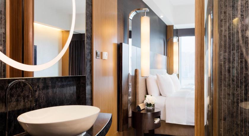 Image of Club 36 City View with King Bed 6