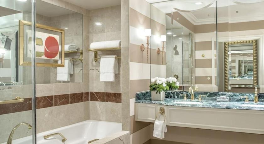 Image of Luxury Two Queen Suite 5