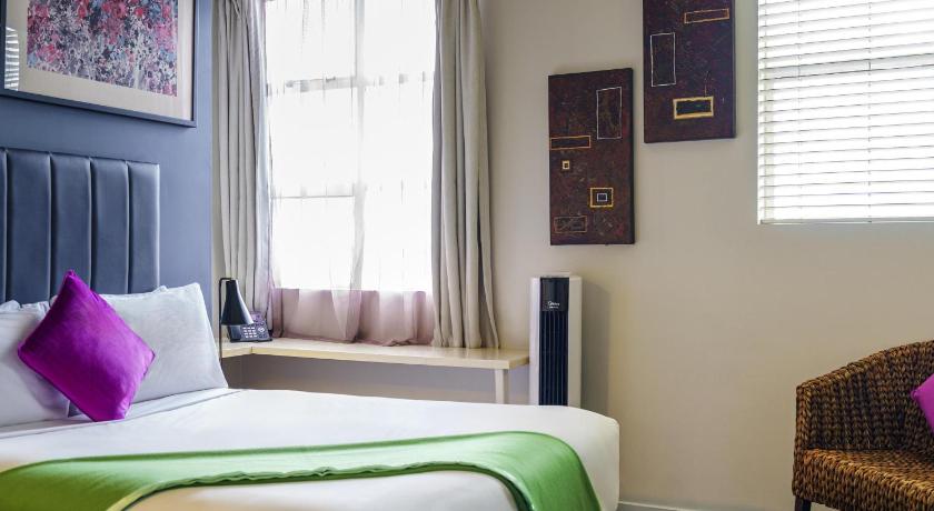 Image of Standard Room 1 Queen Bed and 1 Single Bed 3