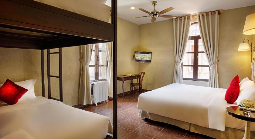 Image of Family Superior with 1 King size bed and 1 Sing le bed 0