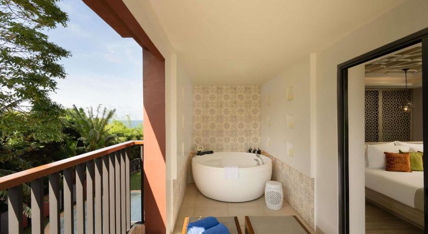 Image of Deluxe Suite with Whirlpool Bath Mountain View 1 King Bed 1