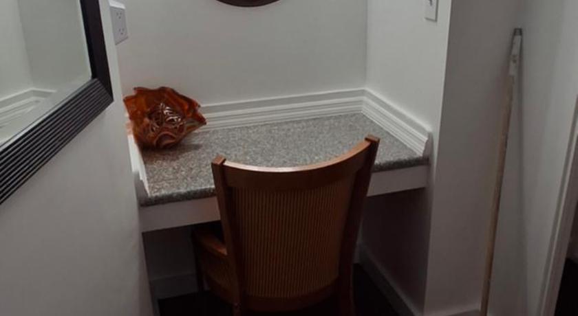 Image of Suite with Garden View 13