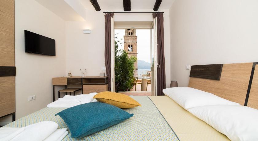 a bedroom with a bed and a dresser, Altavilla in Gaeta