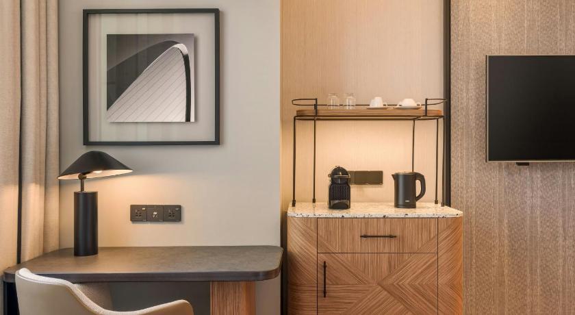 Image of Family Club Room, Club lounge access, Family room, Bedroom 1: 1 King, Bedroom 2: 2 Twin 17