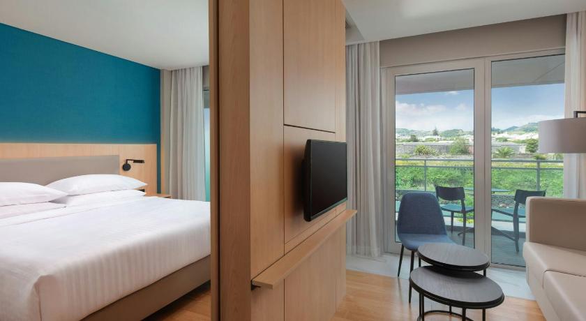 รูปของJunior King Suite with Balcony and Mountain View 0
