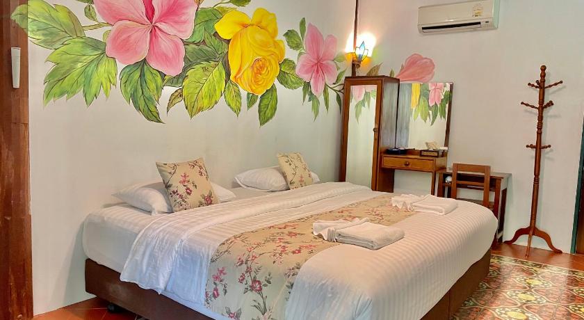 Image of Family Room with Garden View 7
