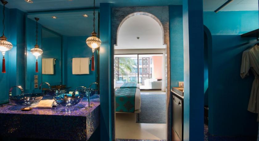 Image of Junior Suite Pool View 10