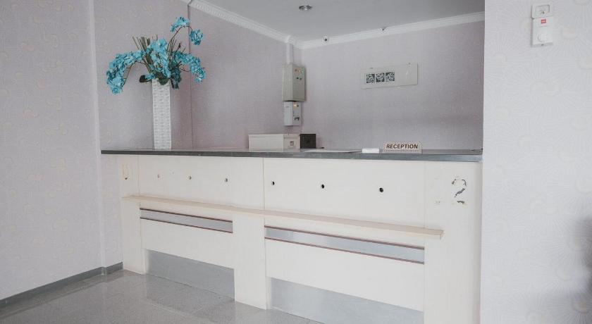 RedDoorz Plus near Istana Maimun Medan - image 3