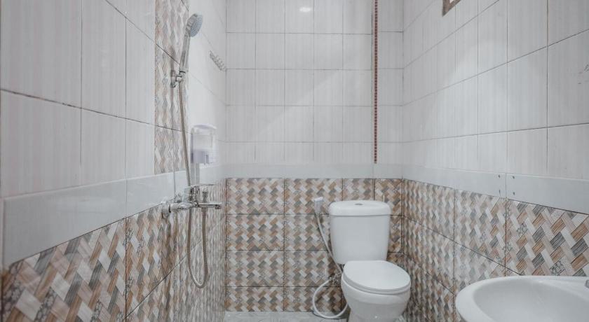 RedDoorz Plus near Istana Maimun Medan - image 11