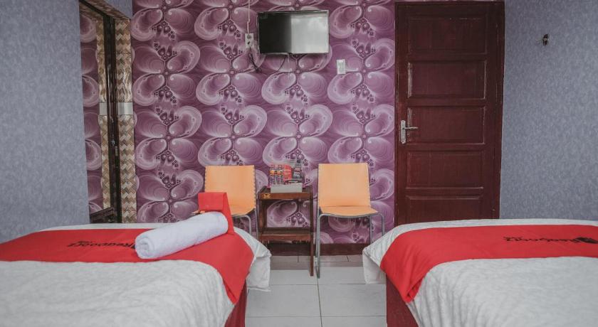 RedDoorz Plus near Istana Maimun Medan - image 29