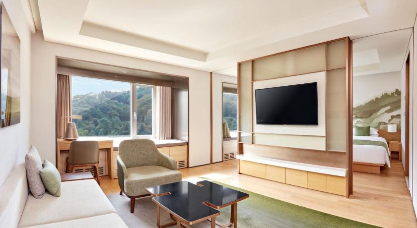 Image of Club Mountain View Twin Suite - Club Lounge Breakfast Included for 2 1