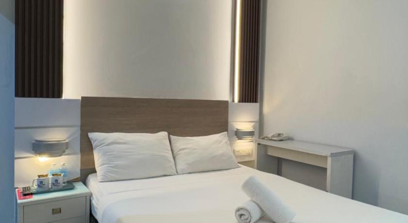 Image of Deluxe Queen Room 8