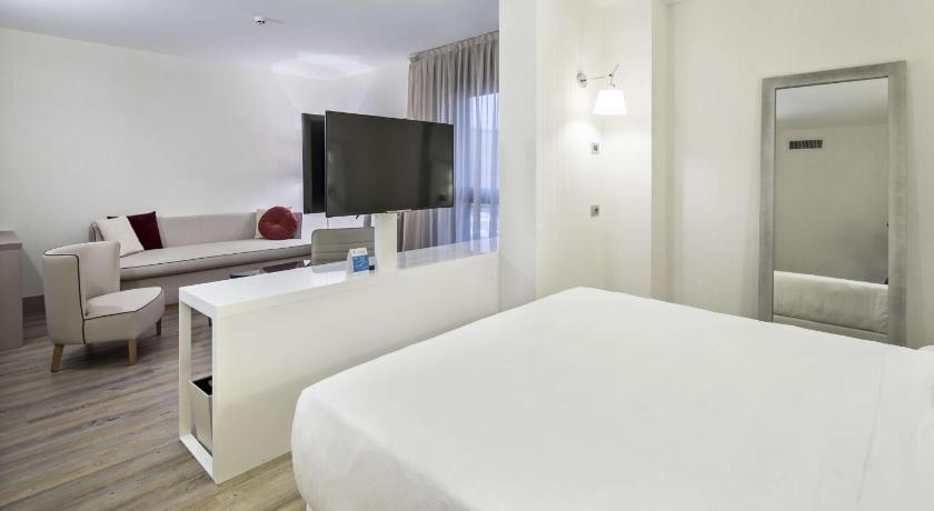 Фото: Junior Suite with extra bed (2 adults + 2 children) 5