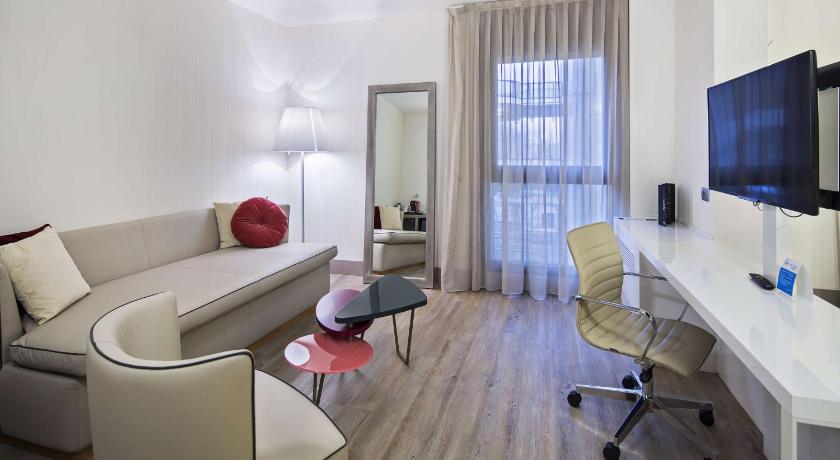 Фото: Junior Suite with extra bed (2 adults + 2 children) 3