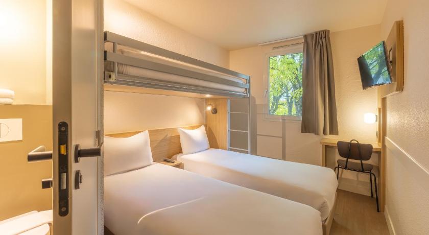 Image of Standard Room - 1 Queen Bed 1 Single Bed 1 Bunk Bed 5