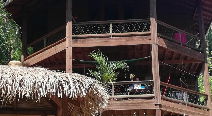 Runaway Pineapple Lodge