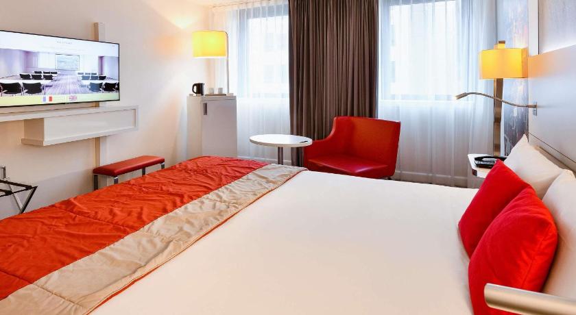 Image of 2 adjacent rooms (non-connecting) 1