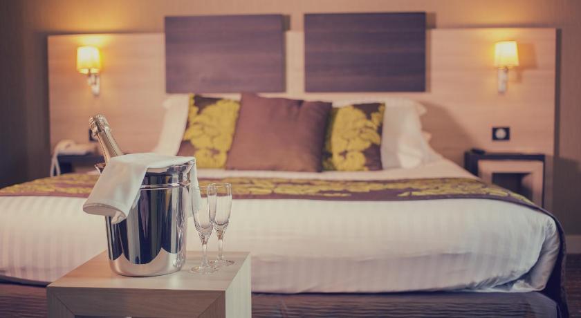 Image of Suite - 1 King Bed, Executive, Living Room, Balneo Bathtub, Sofabed 4
