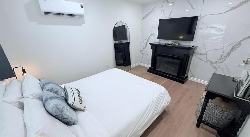 Private 1BR 1BA Suite, Kitchen, Fireplace, Parking