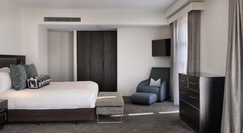 Image of Opera King Suite with Patio and Outdoor Jacuzzi - Lake View. 3