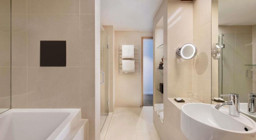 Image of Opera King Suite with Patio and Outdoor Jacuzzi - Lake View. 2