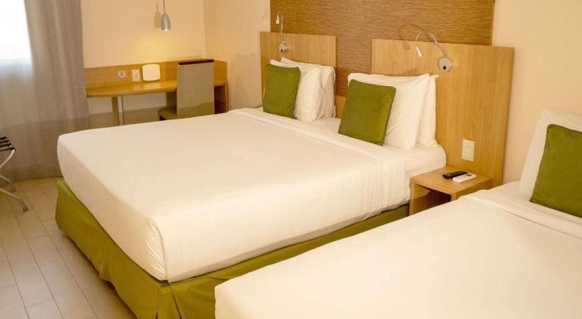 Image of Standard Room with One Double Bed and One Single Bed 4