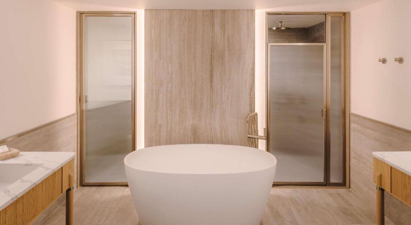 Image of Fairmont Gold Harborview Suite King, Oversized Balcony, Access To Gold Lounge, 725Sf 67Sm 16