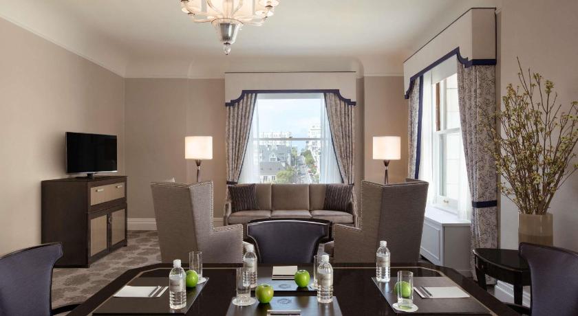 Image of ONE BEDROOM SUITE Corner 1 King with sofabed, Ample space with 2 bathrooms - 871 sf, 81 sm 3