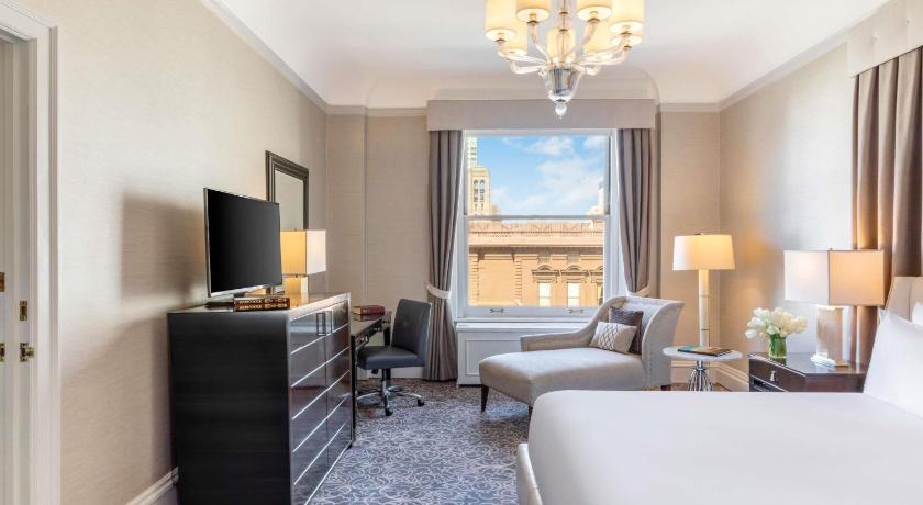 Image of CAMBRIDGE LEGACY SUITE 1 King with sofabed, living room and 2 full bathrooms - 1100 sf, 102 sm 0