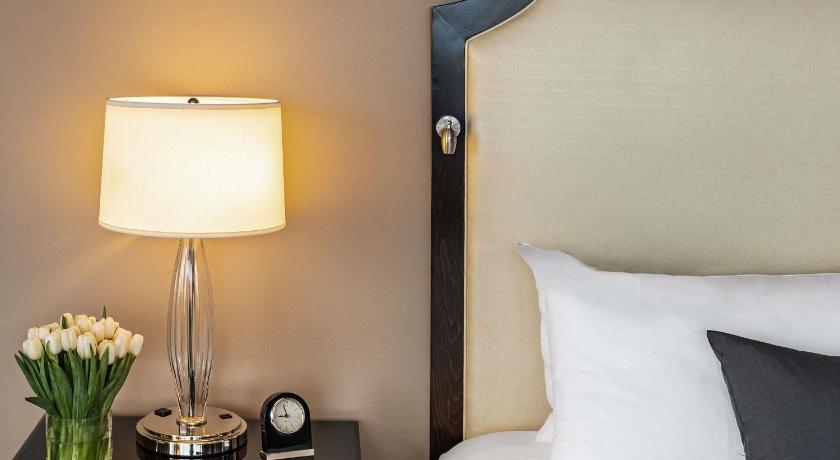 Image of FAIRMONT 1 King, Guestrooms located on Floors 1  to 6 - 419 sf, 38 sm 7