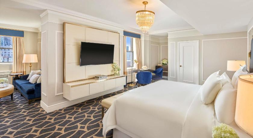 Image of Fairmont Gold Room with King Bed 4
