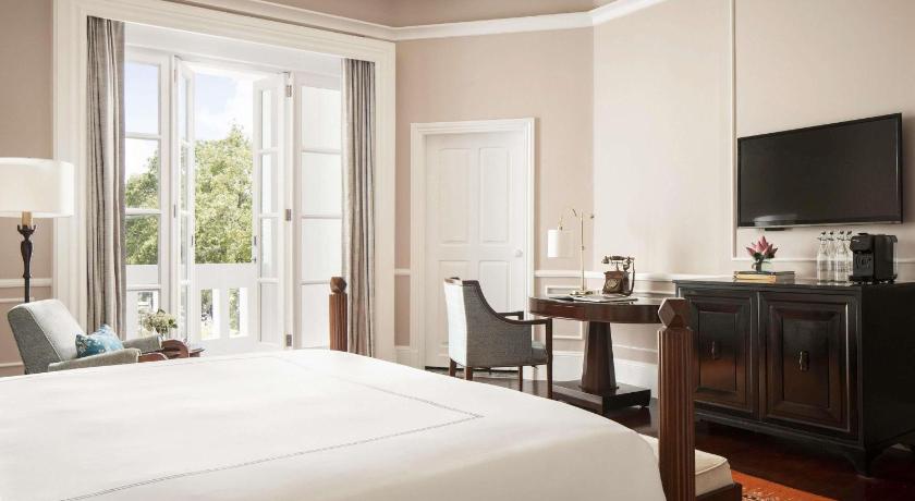 Image of Landmark Room Pool View King 3