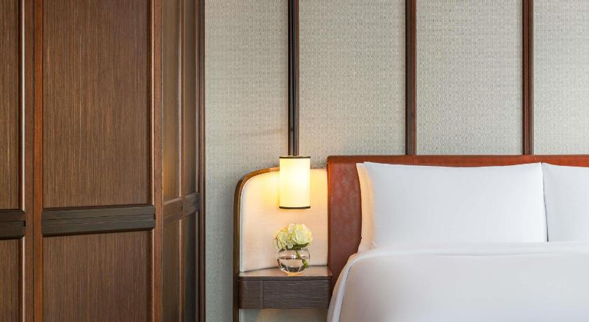 Image of Signature Salon Suite, 1 King, Two Balconies, Separate Lounge 6
