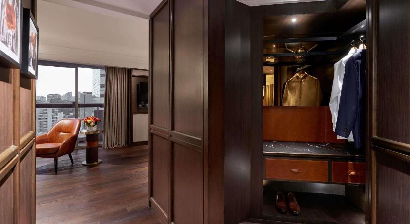 Image of Signature Salon Suite, 1 King, Two Balconies, Separate Lounge 7