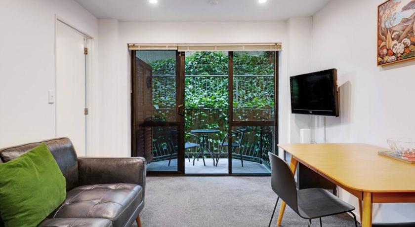 Modern CBD Abode with Lush Balcony - Parking - Gym