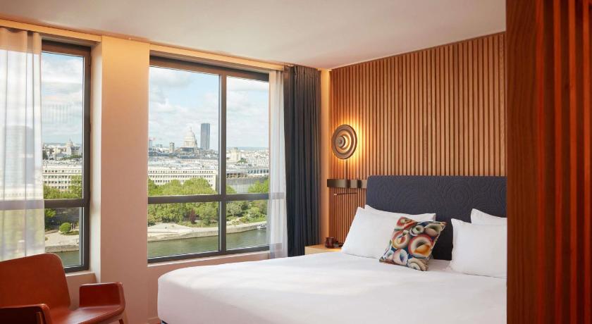 Image of ICONIC - PARIS SKYLINE VIEW, 1 King or 2 Single beds, River Seine and Eiffel Tower view 1