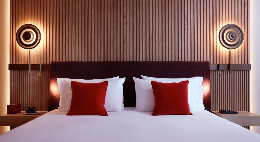Image of STUDIO PANORAMA VIEW, 1 King, Corner Junior Suite, River Seine and Eiffel Tower view 9