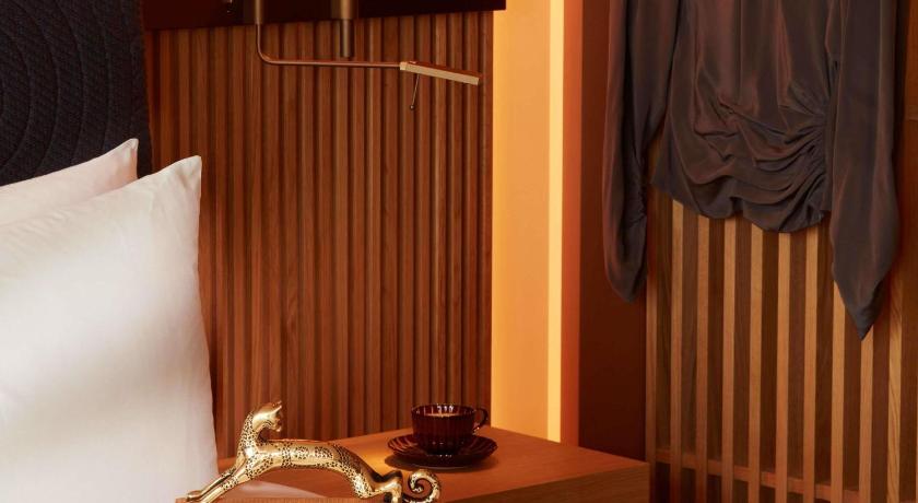 Image of ICONIC - PARIS SKYLINE VIEW, 1 King or 2 Single beds, River Seine and Eiffel Tower view 7