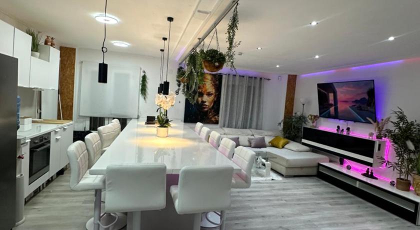 Stag hendo25pax Only 10min to the PARTY area DESPEDIDAS 25pax 10 min de la zona de fiesta Consultar 